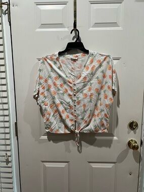 beachlunchlounge White Pineapple-Print Tie-Front Blouse